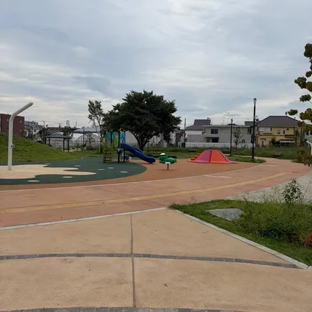 年齢別の遊具があり、桜の木がある原...