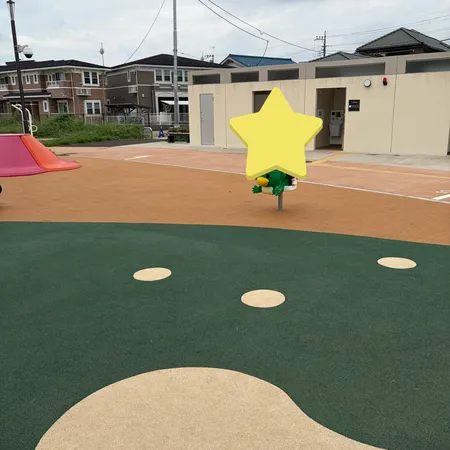 年齢別の遊具があり、桜の木がある原...