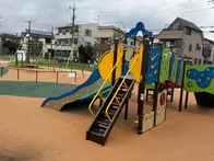 年齢別の遊具があり、桜の木がある原...