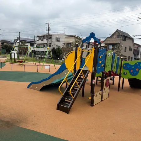 年齢別の遊具があり、桜の木がある原...