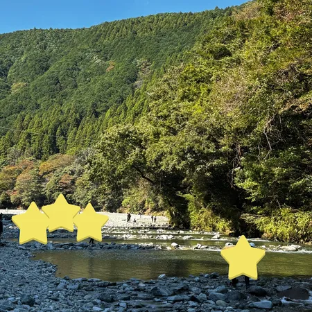 BBQスペースは川のすぐそばにあり...