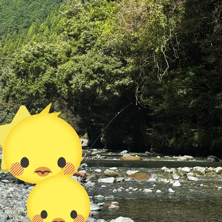 BBQスペースは川のすぐそばにあり...