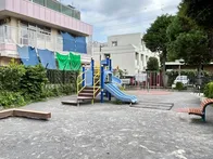 学芸大学駅と祐天寺駅の中間あたり、...