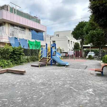 学芸大学駅と祐天寺駅の中間あたり、...