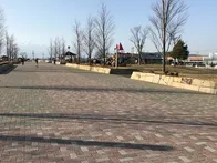 広々とした公園で芝生、砂場、遊具が...