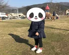 広々とした公園で芝生、砂場、遊具が...