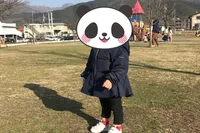 広々とした公園で芝生、砂場、遊具が...