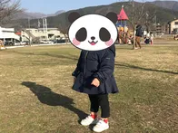 広々とした公園で芝生、砂場、遊具が...