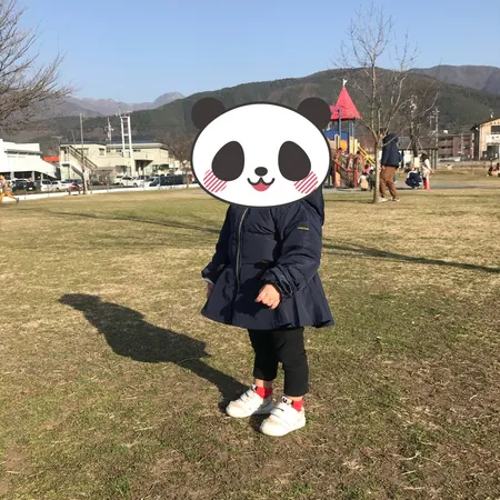 広々とした公園で芝生、砂場、遊具が...