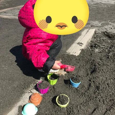 広々とした公園で芝生、砂場、遊具が...