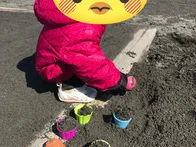 広々とした公園で芝生、砂場、遊具が...