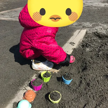 広々とした公園で芝生、砂場、遊具が...