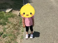 広々とした公園で芝生、砂場、遊具が...