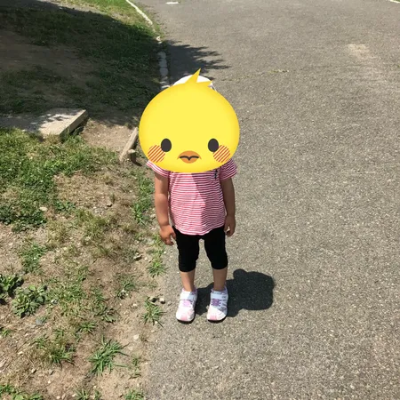 広々とした公園で芝生、砂場、遊具が...