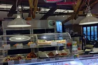 バルだけでなくお持ち帰り用の商品も...