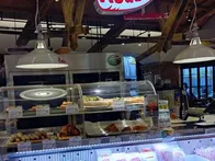 バルだけでなくお持ち帰り用の商品も...