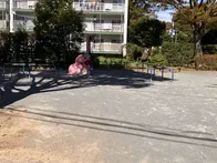 丸太やブランコ、鉄棒がありました。...