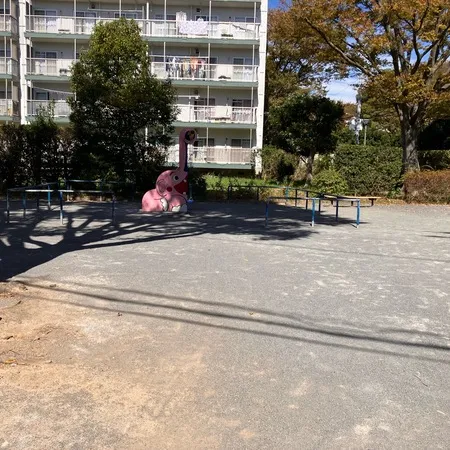 丸太やブランコ、鉄棒がありました。...