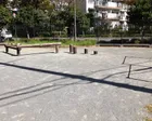 丸太やブランコ、鉄棒がありました。...