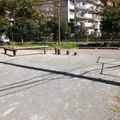 丸太やブランコ、鉄棒がありました。...