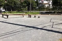 丸太やブランコ、鉄棒がありました。...