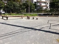 丸太やブランコ、鉄棒がありました。...