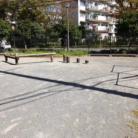 丸太やブランコ、鉄棒がありました。...