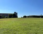 環状八号線沿いにある、広々とした芝...