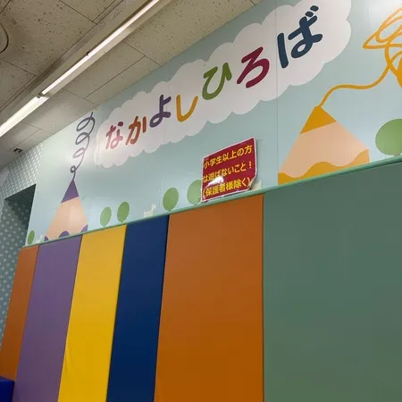 3階に子ども遊ばせられるマットが敷...
