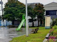 広々とした公園で、敷地の大半は広場...