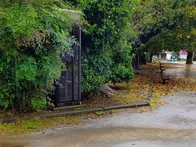 広々とした公園で、敷地の大半は広場...