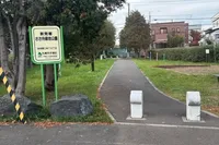 小さいけど水飲み場とブランコやすべ...