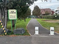 小さいけど水飲み場とブランコやすべ...