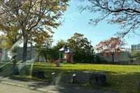 ベンチと水飲み場 ブランコ 小さい...