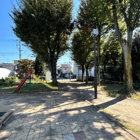 奥沢8丁目の住宅街にある公園です。...