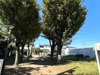 奥沢8丁目の住宅街にある公園です。...