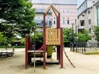 ここらあたりでは一番豪華な公園です...