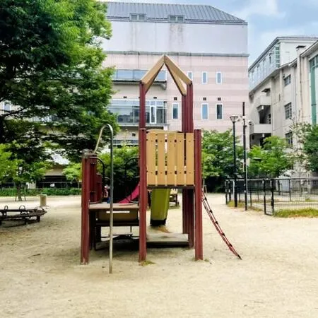 ここらあたりでは一番豪華な公園です...