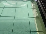 足元の一部にガラス張りのところがあ...