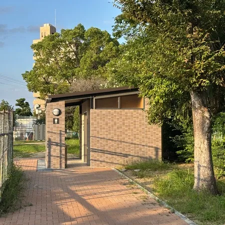 川沿いにある公園です。