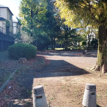 広いです。住宅街の中です。踏切が近...