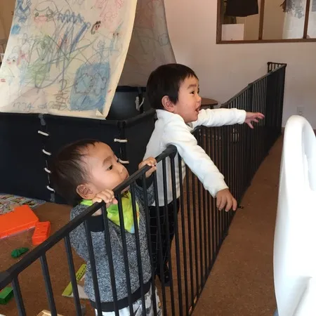 子どもが保育士さんのもと、おもちゃ...